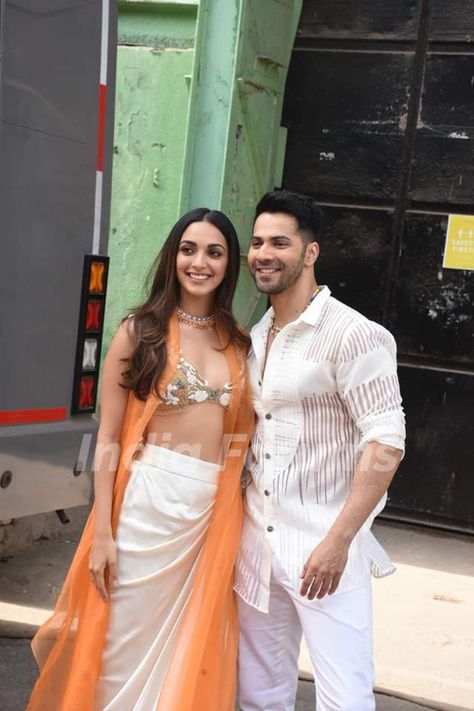 Kiara Advani opted for an indo-western look for the promotions of Jug Jugg Jeeyo while Varun Dhawan opted for an all white look. Kiara Advani Jug Jug Jiyo Outfits, Kiara Advani Lehenga, Ms Dhoni Wife, Neetu Kapoor, Anil Kapoor, Pool Party Outfits, Indian Actors, White Look, Bridal Jewellery Design