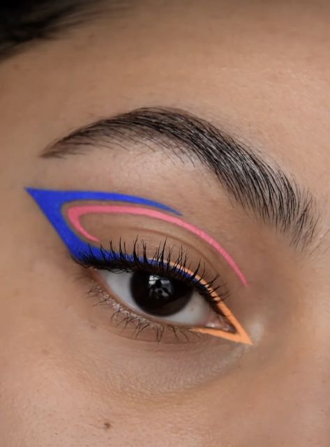 Hooded Eyes Aesthetic Makeup, Drip Eyeliner, Disco Eyeliner, Hooded Graphic Eyeliner, Colored Eyeliner Looks For Hooded Eyes, Uv Eyeliner Looks, Beginner Graphic Eyeliner, Eyeliner Art Creative, Two Color Eyeliner