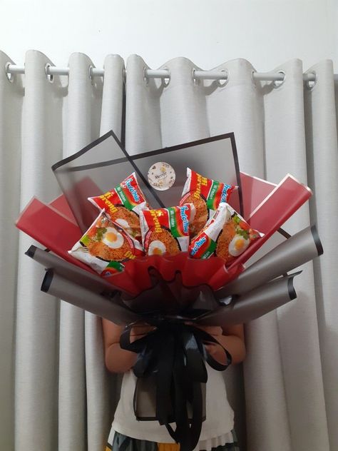 Bouquet Indomie by @meisjs.florist Bouqet Snack Graduation, Buldak Ramen Bouquet, Man Bouquet Ideas, Bouqet Snack, Bouquet Diy Gift, Snack Bouquet, Man Bouquet, Hadiah Valentine, Food Bouquet