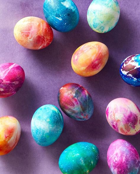 8 Simple Ways to Dye Easter Eggs That Are Still Safe to Eat Ways To Dye Easter Eggs, Tie Dye Easter Eggs, Unicorn Easter Basket, Easter Egg Projects, Dye Eggs, Dye Easter Eggs, Creative Easter Eggs, Pretty Rainbow, Easter Food