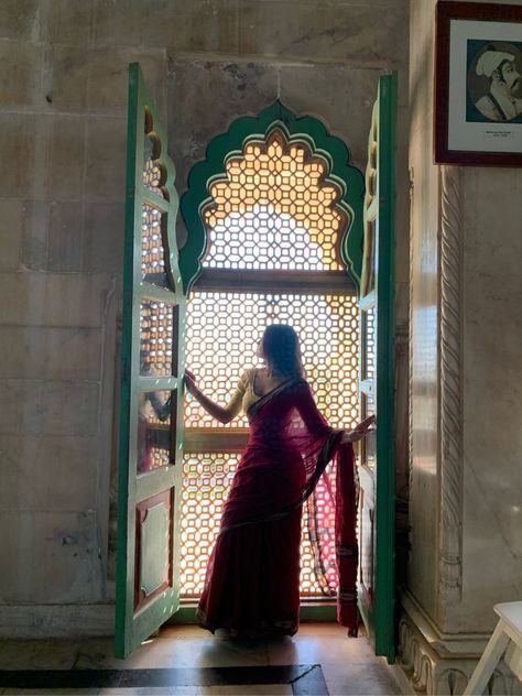 Photos Hacks, Mehrangarh Fort Jodhpur, Traditional Dresses Indian, Bengali Aesthetic, Saree Aesthetic, Mehrangarh Fort, Aesthetic Female, Retro Photoshoot, Bengali Culture