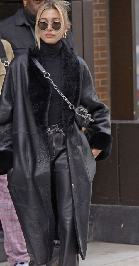 Long Black Fur Coat Outfit, Black Fur Coat Outfit, Shearling Coat Outfit, Hailey Bieber Wedding, Bieber Wedding, Hailey Baldwin Street Style, Fur Coat Outfit, Black Fur Coat, Leather Coats