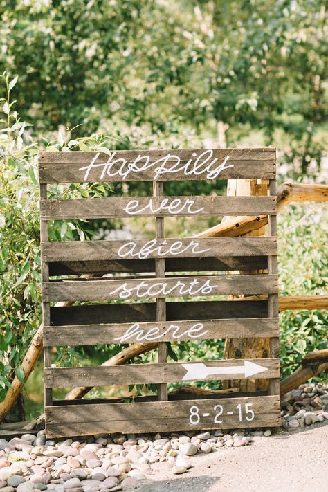 Rustic pallet wedding sign. Photo by Josselyn Peterson Photography Pallet Welcome Sign Wedding, Wedding Pallet Signs, Wood Pallet Wedding Ideas, Wedding Pallet Ideas, Diy Wedding Entrance, Palette Wedding Decor, Pallet Wedding Sign, Pallet Wedding Ideas, Pallet Wedding Decor