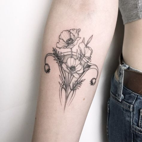 Midwife Tattoo, Flower Uterus, Uterus Tattoo, Places To Get Tattoos, Feminist Tattoo, Dope Tattoos, Couple Tattoos, Piercing Tattoo, Thigh Tattoo