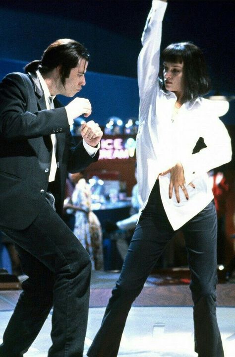 Mia Wallace and Vincent Vega (Pulp Fiction) 90s Inspired Halloween Costumes, Pulp Fiction Costume, Uma Thurman Pulp Fiction, Perfect Movie, Iconic Images, I Love Cinema, Dance Poster, 90s Movies, Uma Thurman