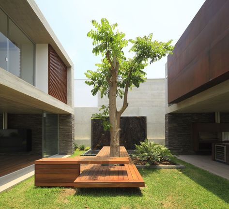 La Planicie House II by Oscar Gonzalez Moix Inner Courtyard, Casa Exterior, Patio Interior, Courtyard House, Design Exterior, Interior Garden, Semarang, Outdoor Design, Landscape Architecture