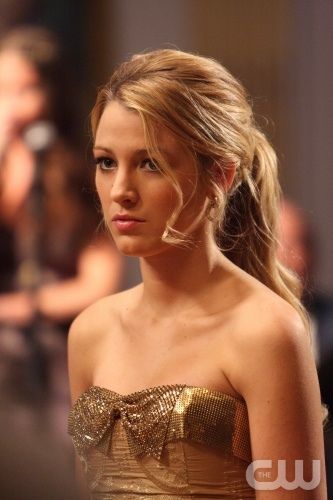 Blake Lively as Serena van der Woodsen on Gossip Girl (2007-2012) Serena Van Der Woodsen Updo, Serena Van Der Woodsen Cotillion, Serena Van Der Woodsen Hair Updo, Serena Van Der Woodsen Messy Ponytail, Serena Van Der Woodsen Hair Ponytail, Serena Can See Woodson Hair, Serena Ponytail, Selena Van Der Woodsen Aesthetic, Serena Van Der Woodsen Hair Tutorial