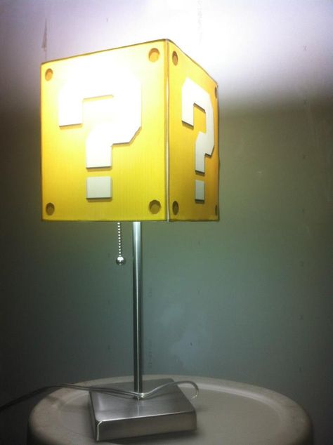 DIY Mario themed lamp. Print mystery question blocks on transperency paper and attacht hem to a square lamp shade! Mario Bros Room, Mario Question Block, Super Mario Room, Mario Room, Setup Gamer, Diy Lampe, Think Geek, Retro Game, Gamer Room