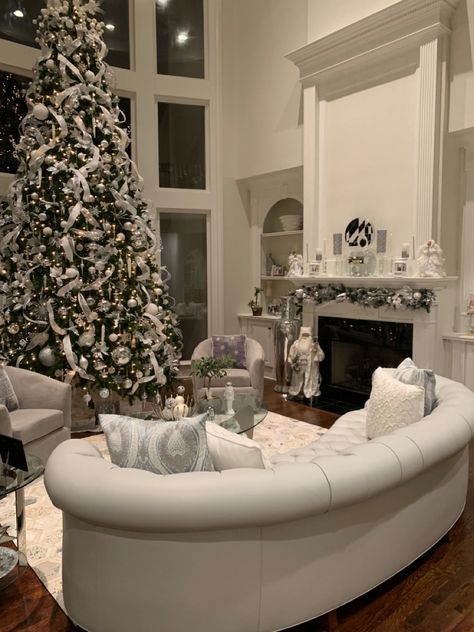 Christmas Decor Ideas Big House, Big White Christmas Tree, White Christmas Decor Aesthetic, Rich House Christmas Decor, Christmas Aesthetic Apartment, White Christmas Tree Aesthetic, Luxury Christmas Decor Mansion, Aesthetic White Christmas, White Snowy Christmas Aesthetic