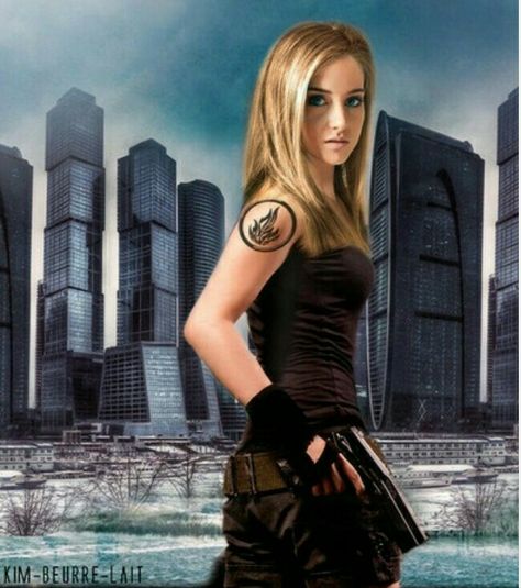 Tris Prior ~ It's amazing how much closer to looking like Tris the actor gets when they fix her hair. Divergent Costume, Divergent Movie Poster, Tris Divergent, Divergent Movie, Tris Prior, Divergent Fandom, Divergent Trilogy, Divergent Insurgent Allegiant, Veronica Roth