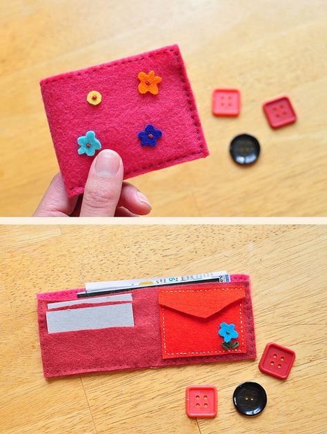 play wallet in felt with paper money and credit cards Felt Activities, Easy Kids Projects, Felt Wallet, Felt Envelope, Felt Toys Diy, Gnome Family, Diy Preschool, Wallet Craft, Waldorf Crafts