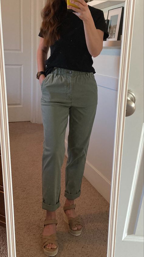 Black Top Green Pants Outfit, Olive Tee Outfit, Dark Green Linen Pants Outfit, Green Pants Black Top, Casual Olive Parachute Pants With Cargo Pockets, Olive Paper Bag Pants Outfit, Casual Olive Pants With Pockets, Green Paper Bag Pants Outfit, Olive Linen Pants Outfit