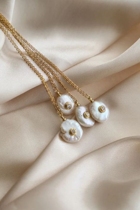 Minimal Pearl Jewelry, Mother Of Pearl Jewelry Necklace, Dainty Pearl Jewelry, Modern Pearl Jewelry Design, Mother Pearl Jewelry, Bridal Pearl Jewelry, Egyptian Inspired Jewelry, Unique Pearl Jewelry, Modern Pearl Jewelry