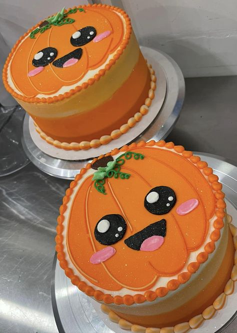 Cute Fall Cake Ideas, Halloween Cake Simple, Cute Halloween Cake Ideas, Fall Buttercream Cakes, Pumpkin Decorated Cake, Halloween Theme Birthday Cake, Pumpkin Cake Design, Fall Cake Decorating Ideas, Pumpkin Birthday Cake