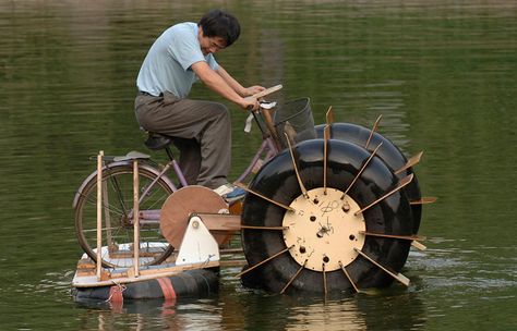 looks like something my husband would build ...and ride Raft Boat, Water Bike, Pedal Boat, Aryton Senna, Boat Lights, Ride Bicycle, Boat Projects, Paddle Boat, Boat Plans