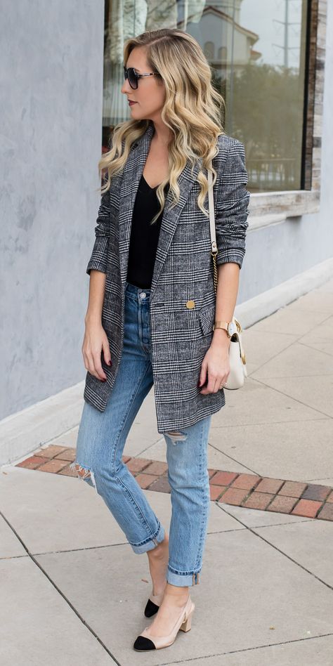 The biggest trend of Fall 2017 is the checked blazer. Pair it with a feminine pair of cap-toe heels for a perfectly balanced look! Blazer outfit, boyfriend jeans outfit, cap toe heels, fall fashion, fashion blogger, outfit ideas, style inspiration. Blazer Outfits Casual, Chique Outfits, Blazer Outfit, Elegante Casual, Checked Blazer, Elegantes Outfit, Business Outfit, Casual Blazer, Blazer Outfits