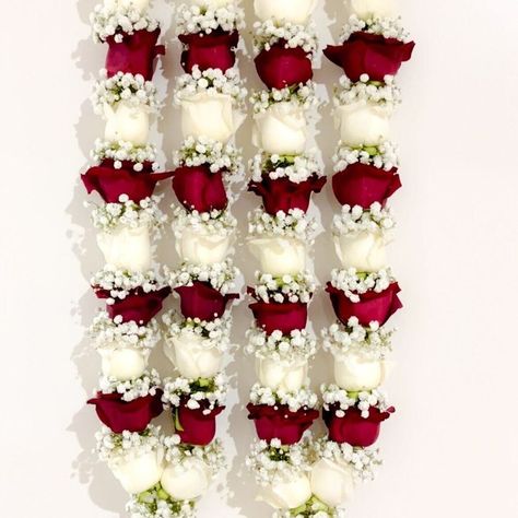 beautiful red and white rose varmala design Har Mala Flower, Garland For Marriage, Var Mala Designs, Flower Haar Mala For Wedding, Varmala Indian Weddings Rose, Marriage Malai Design, Flower Mala For Wedding, Varmala Designs Indian Weddings, Jaimala Designs Indian Weddings