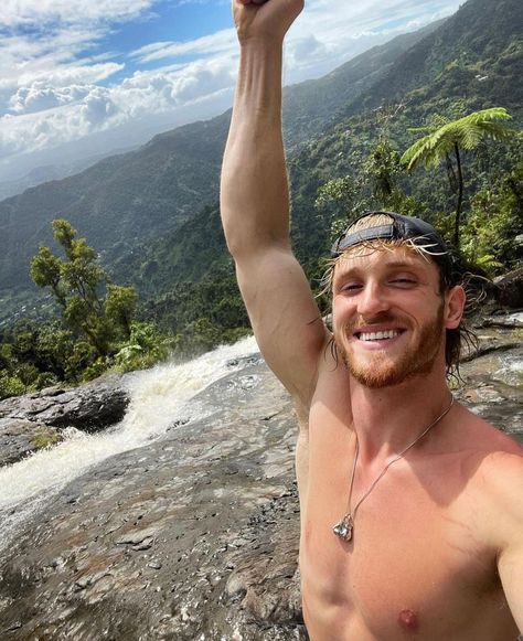 He looks so happy 🥺 Logan Jake Paul, Logan And Jake, Logan Paul, Jake Paul, Attractive Guys, Celebrities Male, Celebrity Crush, On Twitter, Twitter