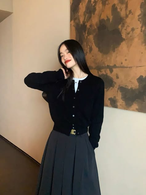 Korean Style Fall Outfits, Office Long Skirt Work Outfits, Party Outfit Korean, Cardigan Skirt Outfit, Midi Skirt Outfit Winter, December Outfits, Smart Casual Wardrobe, Outfit Korean Style, Italian Dress