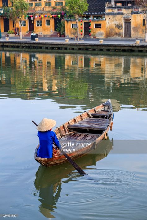 Photo : Femme vietnamienne pagayer dans la vieille ville de Hoi, une ville, Vietnam Singapore Travel Tips, Travel International, Vietnam Voyage, Like Image, Banana Tree, Singapore Travel, Southeast Asia Travel, Hoi An, Vietnam Travel