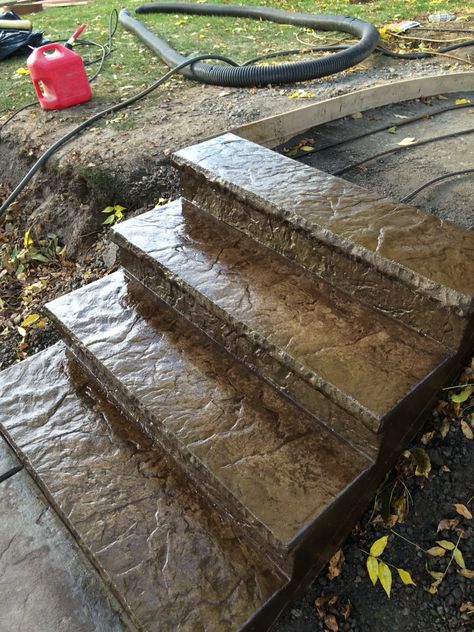 Another perfect stamped concrete step system by Sierra Concrete Arts Decorative Concrete Steps, Stamped Concrete Steps, Stamped Concrete Ideas, Stamped Concrete Designs, Stamped Concrete Patterns, Concrete Step, Basement Steps, Concrete Patio Makeover, Patio Floor