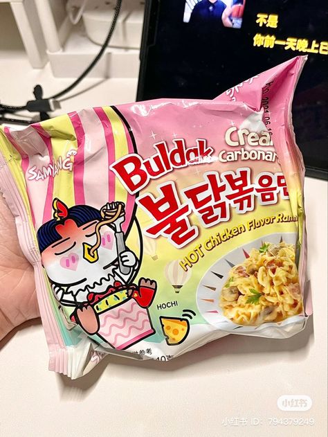 Pink Noodles Korean, Samyang Ramen, Rosa China, Pink Snacks, Korean Noodles, Spicy Ramen, Korean Snacks, Hot Chicken, Instant Noodles