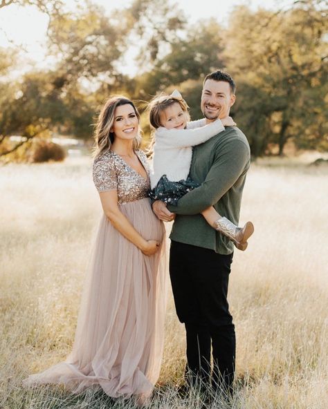 Gold Cowgirl Boots, Gold Photoshoot, Sequin Dress Gold, Family Maternity Photos, Photoshoot Family, Rose Gold Dress, Photo Gold, Shiny Dresses, Gold Sequin Dress