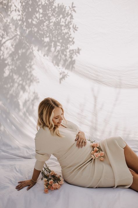 Life Style Maternity Photography, Backyard Maternity Photoshoot Ideas, Maternity Styled Shoot, Backyard Maternity Shoot, Maternity White Sheet Photoshoot, Backyard Pregnancy Photos, Maternity Plus Size Photography, Backyard Maternity Photoshoot, White Sheet Maternity Shoot