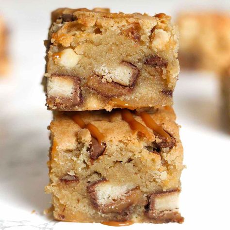 Easy Twix Blondies Twix Brownies Recipes, Twix Brownies Easy, Twix Blondies Recipe, Blondies With Butterscotch Chips, Twix Bars Recipe, Twix Blondies, Twix Brownies, Blondie Caramel Brownies, Biscoff Blondies