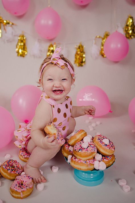 Donut Smash Cake Photography, Doughnut Smash Cake, Kids Donut Party, Smash Cake First Birthday, Doughnut Party, Donut Themed Birthday Party, Baby Birthday Photoshoot, Smash Cake Girl