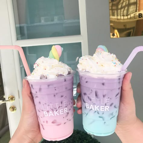 Milk Tea Recipes, Bubble Milk Tea, Rainbow Food, Cute Snacks, Fancy Drinks, Pretty Drinks, Food Drinks Dessert, Food Goals, Kawaii Food