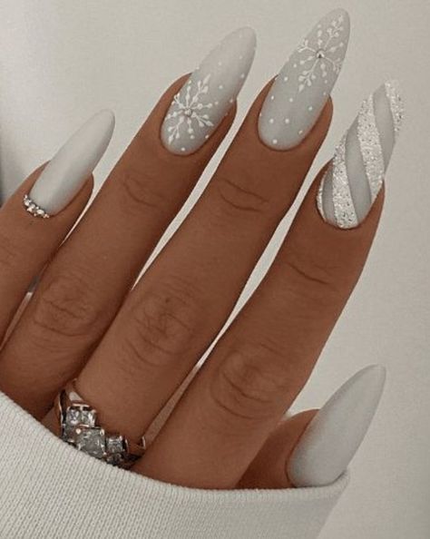 Best Winter Nails, Winter Nails Designs, Winter Christmas Nails, Royal Nails, Christmas Nails Ideas, Festive Christmas Nails, Festive Manicure, Golden Nails, Pointed Nails