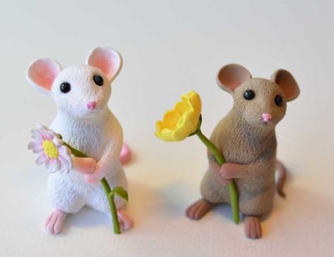 Darling Mice Garden Accent | You may not want real mice in your garden, but you might want these Darling Mice Garden Accents. Fimo Polymer Clay, Sculpey Clay, Polymer Clay Tools, Polymer Clay Animals, Clay Figurine, Polymer Clay Miniatures, Clay Animals, Clay Miniatures, Clay Figures