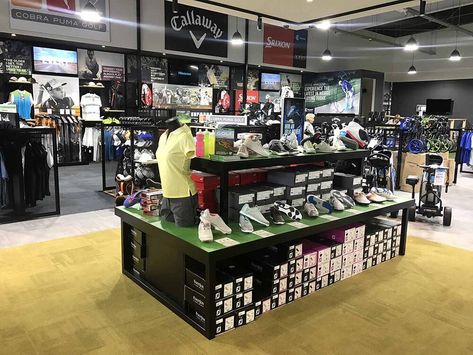 Golf Display, Golf Pro Shop, Golf Room, Visual Merchandising Displays, Golf Shop, Retail Store Design, Shoe Display, Retail Outlet, Merchandising Displays