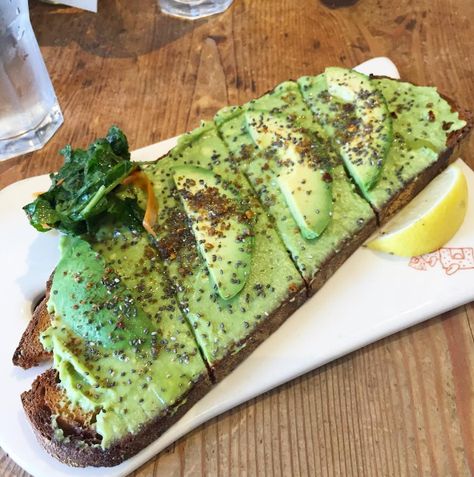 My favorite avocado toast with citrus cumin salt chia seeds and olive oil from Le Pain Quotidien. [OC] #TTDD#TheThingsDadsDo Toast Aperitif, 3 Day Military, Classic Pot Roast, Dark Photo, Friends Coffee, Healthier Options, Lemon Rosemary, Carrots And Potatoes, Lose 10 Pounds