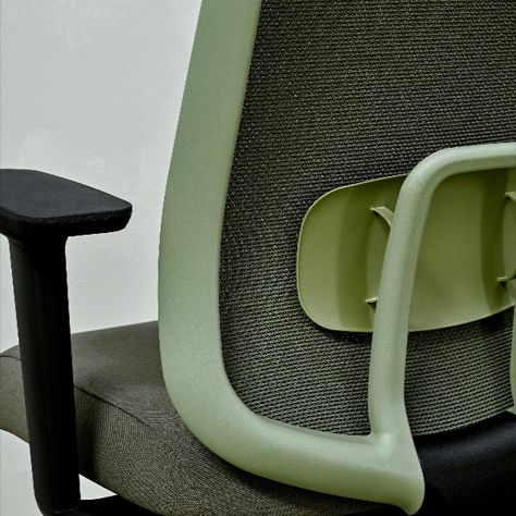 The high-quality and long-lasting nature of Boss Design's furniture already gives it a headstart in terms of sustainability, but the company, with products like new task chair Sia, continues to show its dedication to making the circular choice. #seating #chair #furniture #homedecor #decoration #interiordesign #architecture Ergonomic Stylish Office Chair, Branch Ergonomic Chair, Biomimicry Chair Design, Best Ergonomic Office Chair Luxury, Futuristic Office Chair, Cmf Design, Chair Furniture, Office Chair Design, Seat Design