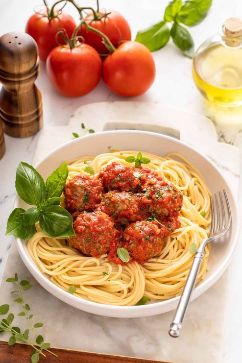 Homemade meatballs are a must-make classic. Whether you use them for spaghetti and meatballs, meatball subs, or as an appetizer, these flavorful meatballs are a great addition to so many meals. Flavorful Meatballs, Veg Crispy, Homemade Meatballs Recipe, Homemade Marinara Sauce, Dinner Party Dishes, Pav Bhaji Masala, Making Fried Chicken, Meatball Recipes Easy, Bhaji Recipe