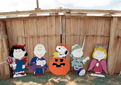 Sally Brown Peanuts, Halloween Yard Signs, Halloween Yard Art, Decoration Business, Wood Yard Art, Great Pumpkin Charlie Brown, Art Thanksgiving, Charlie Brown Halloween, Peanuts Halloween