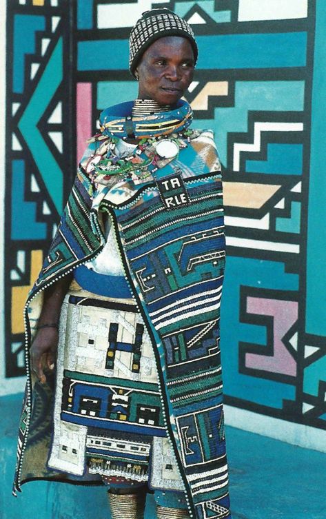 Painting Woman, Africa Do Sul, African People, African Textiles, We Are The World, African Pattern, Africa Fashion, Woman Standing, African Culture