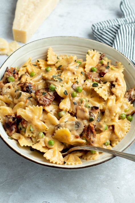 These farfalle with chicken and roasted garlic are SO delicious and flavorful ! Made with crispy bacon, mushrooms, peas, sundried tomatoes, caramelized onions and a creamy sauce with Parmesan cheese, this Cheesecake Factory copycat recipe is the perfect and comforting weeknight meal. Farfalle Pasta Recipes, Farfalle Recipes, Brazilian Dishes, Creamy Parmesan Sauce, Pasta Side Dishes, Pasta Sides, Bacon Stuffed Mushrooms, Sundried Tomatoes, Cheesecake Factory