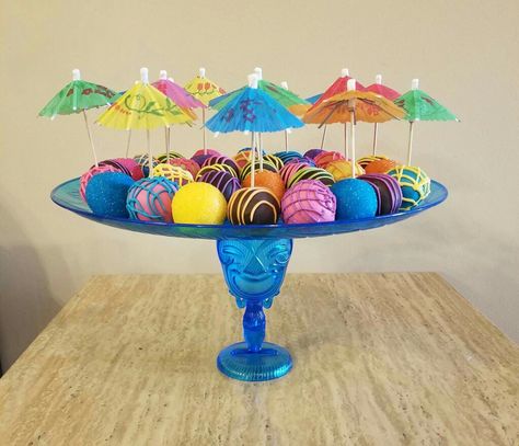 Hawaiian Cake Pops Ideas, Pool Party Cake Pops, Summer Themed Cake Pops, Tiki Cake Pops, Hawaiian Party Drinks, Hawaiian Cake Pops, Luau Cake Pops, Luau Grad Party, Luau Party Cakes