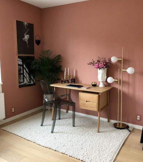 Dark Blush Wall Color, Maroon Office Walls, Terracotta Home Office, Terracotta Study, Office Terracotta, Rust Office, Terracotta Office, Dusty Pink Walls, Pink Office Walls