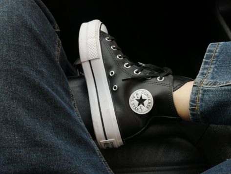 converse
platform
black
jeans
outfit
style Converse Chuck Taylor Platform Black, Converse Leather Black, Leather Platform Converse Outfit, Black Converse Platform, Leather Platform Converse, High Top Platform Converse, Black Platform Converse, Platform Converse Outfit, Converse Platforms