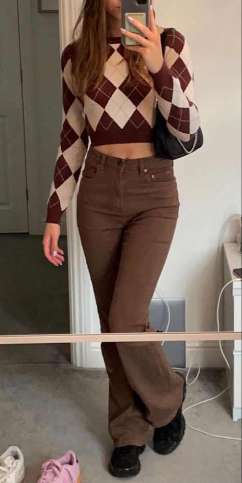 Brown Baggie Jeans Outfit, Outfits With Brown Flare Jeans, Brown Bootcut Jeans Outfit, Brown Jeans Outfit Ideas, Brown Flare Jeans Outfit, How To Style Brown Jeans, Y2k Outfits Brown, Brown Monochrome Outfit, Brown Leggings Outfit