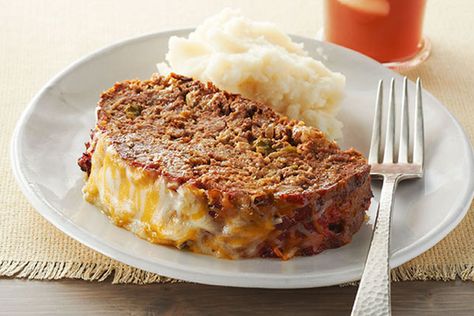 Party on with a delicious Fiesta Meatloaf recipe that yields eight servings. This is not just any old meatloaf; t Easy Pleasing Meatloaf, Cheesy Bacon, Meatloaf Recipe, 300 Calories, Kraft Recipes, Snack Attack, Kraft Heinz, Meatloaf Recipes, Beef Dishes