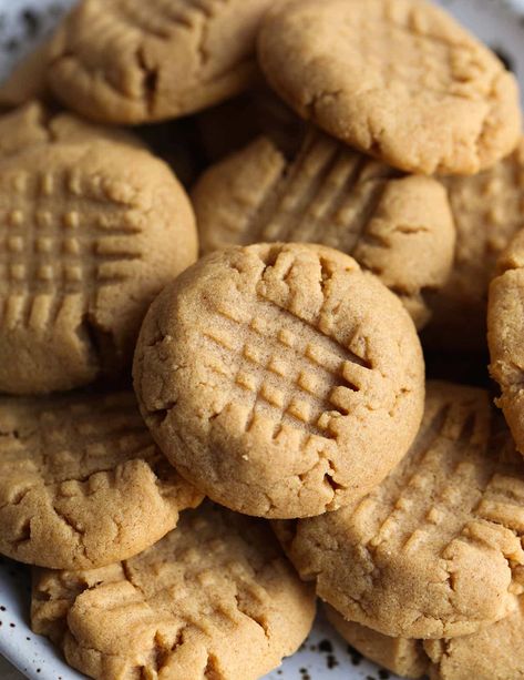 Flourless Peanut Butter Cookies! So much peanut butter packed into one soft cookie! #peanutbutter #cookie #flourless #cookiesandcups Cookies No Flour, Pb Cookies, Soft Peanut Butter Cookies, Flourless Peanut Butter Cookies, Flourless Cookies, Baking Journal, Inflammatory Recipes, Easy Peanut Butter Cookies, Chewy Peanut Butter Cookies