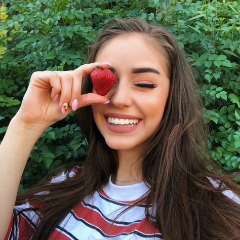 Strawberry Picking Photography, Strawberry Picking Pictures, Strawberry Picking Outfit, Nails Pretty, Berry Picking, Strawberry Picking, Fruit Picking, Photos Tumblr, My Nails