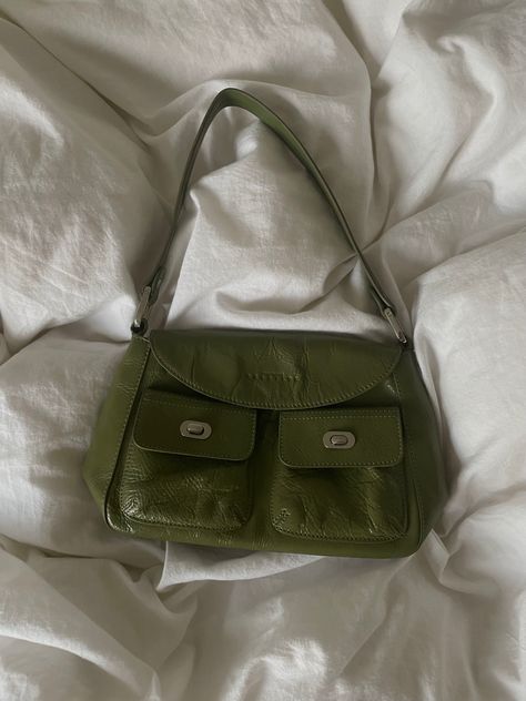 #green #bag #bagsandpurses #vintage Green Bag Outfit, Earth Girl, Girl Vibe, Vintage Coach Bags, Hysteric Glamour, Green Purse, Nail Style, Style Box, Cute Glasses