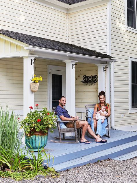 Cream House White Trim Exterior, Cream And White House Exterior, Cream Farmhouse Exterior, Cream Colored House Exterior, Two Tone House Exterior, Cream Exterior House Color, Cream House Exterior, White Cottage Exterior, Victorian Paint Colors