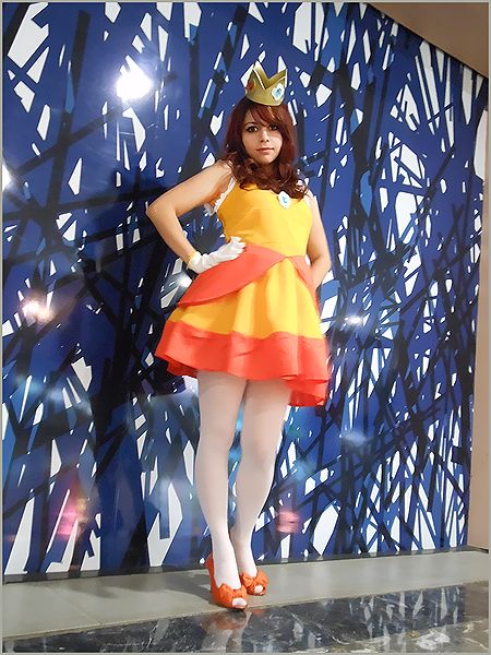 Princess Daisy cosplay by CodeClaire Diy Princess Daisy Costume Women, Super Mario Daisy Costume, Daisy Princess Costume, Diy Daisy Costume Mario, Daisy Cosplay Mario, Daisy Halloween Costume Mario, Princess Daisy Outfits, Luigi And Daisy Costume, Princess Daisy Costume Diy